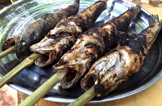 Thơm lừng món cá lóc nướng trui cuốn lá sen non Đồng Tháp 2