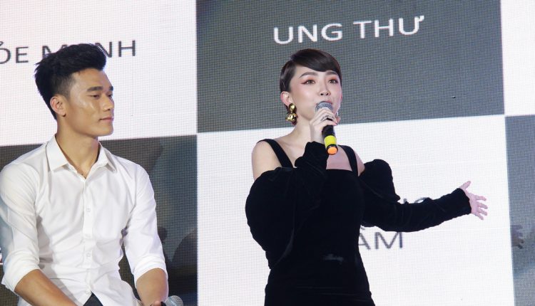 Thủ môn Bùi Tiến Dũng gặp gỡ Tóc Tiên và Hoa hậu H’Hen Niê 2_tinviettoday