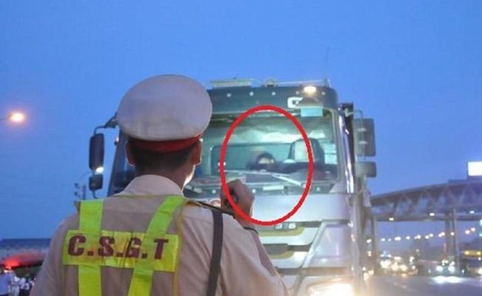 Sau nửa giờ gọi điện, tài xế vi phạm mới hợp tác với CSGT