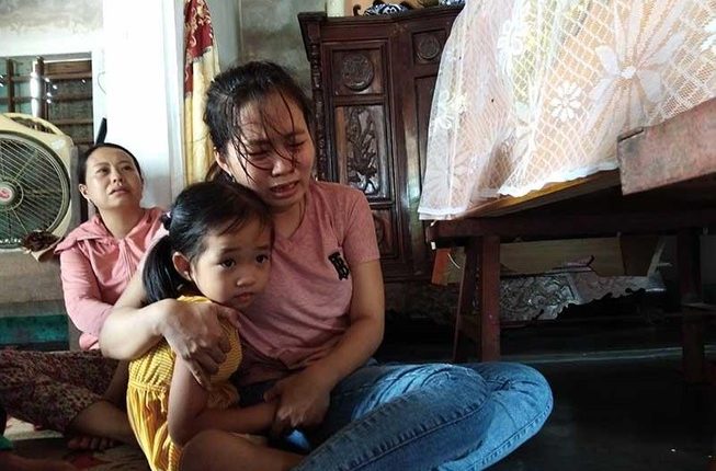 Cha đi cứu người, vấp đá chết rồi