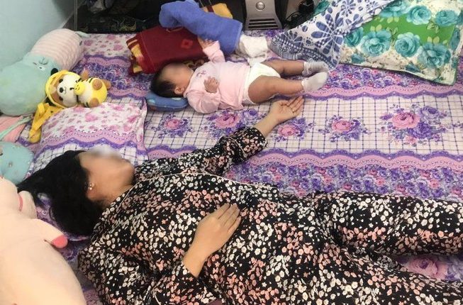 Sau khi sinh bị liệt nửa người, chị T. gặp nhiều bất tiện trong cuộc sống và chăm sóc con. Ảnh HL