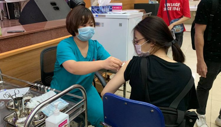 ti-le-phan-ung-khac-nhau-vaccine-covid-19-tin-viet-today-vn-2