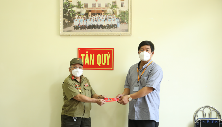 Cong-ty-An-Thanh-Tram-Huong-va-nhom-thien-nguyen-ho-tro-phuong-Tan-Quy-quan-Tan-Phu-tinviettoday-4