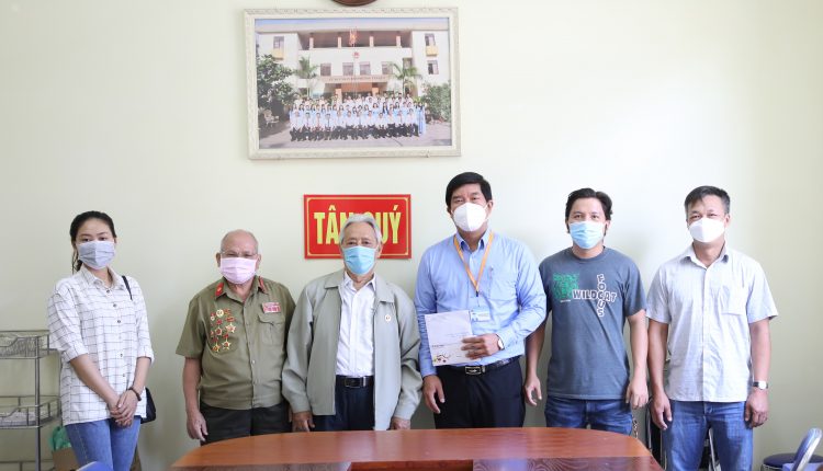 Ngoc-Khanh-va-nhom-thien-nguyen-ho-tro-luc-luong-tuyen-dau-phuong-Tan-Quy-quan-Tan-Phu-tin-viet-today-vn-3