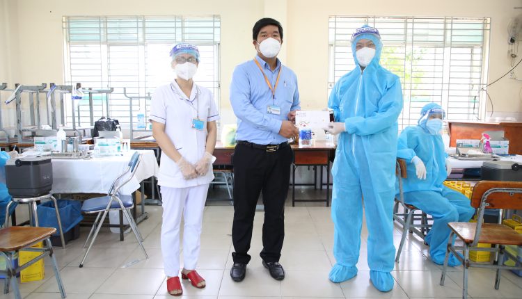 Ngoc-Khanh-va-nhom-thien-nguyen-ho-tro-luc-luong-tuyen-dau-phuong-Tan-Quy-quan-Tan-Phu-tin-viet-today-vn-4