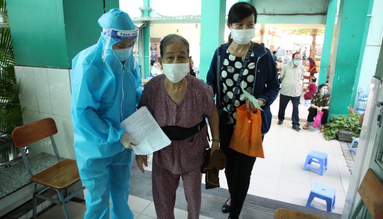 Ngoc-Khanh-va-nhom-thien-nguyen-ho-tro-luc-luong-tuyen-dau-phuong-Tan-Quy-quan-Tan-Phu-tin-viet-today-vn-5