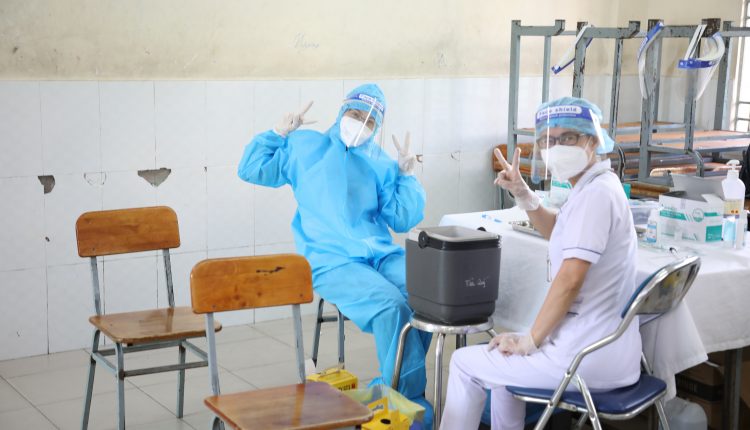 Ngoc-Khanh-va-nhom-thien-nguyen-ho-tro-luc-luong-tuyen-dau-phuong-Tan-Quy-quan-Tan-Phu-tin-viet-today-vn-6