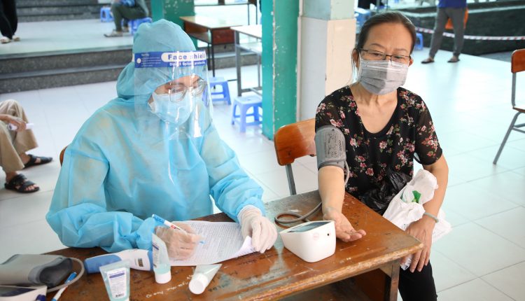 Ngoc-Khanh-va-nhom-thien-nguyen-ho-tro-luc-luong-tuyen-dau-phuong-Tan-Quy-quan-Tan-Phu-tin-viet-today-vn-7