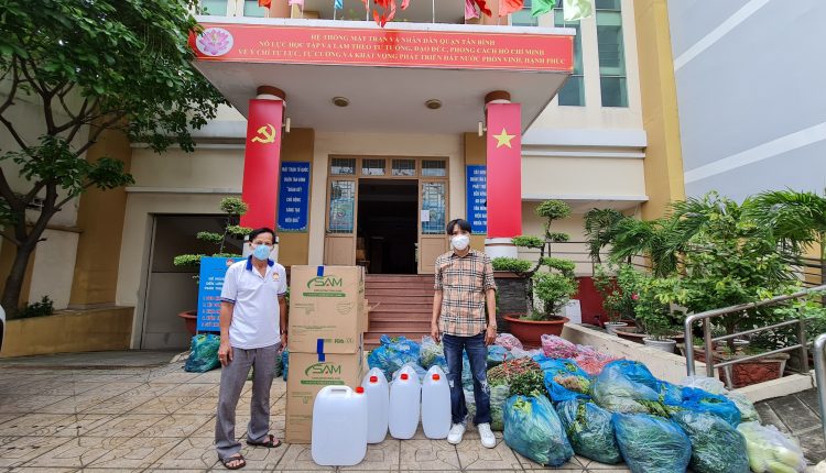 Nhom-thien-nguyen-cung-Tap-chi-Lang-nghe-Viet-Nam-ho-tro-trang-thiet-bi-y-te-tin-viet-today-vn-1