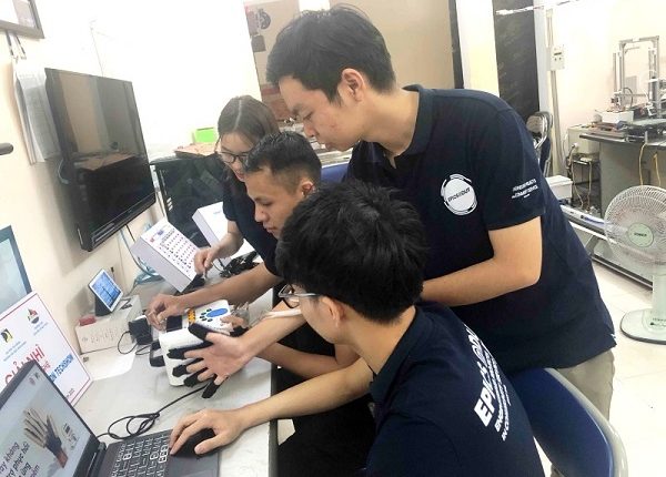 sang-tao-gang-tay-phuc-hoi-chuc-nang-cho-nguoi-dot-quy