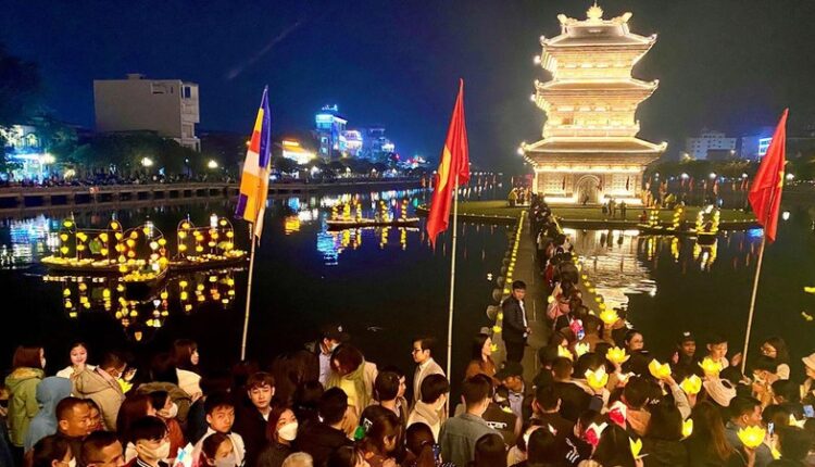 mot-goc-quan-the-tam-linh-ky-lan-son-tu-o-ninh-binh-dang-hut-khach-du-lich-ve-dem-2293