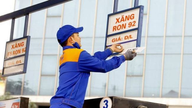 Giá xăng giảm nhẹ
