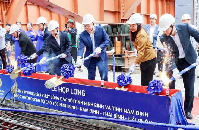 hop-long-cau