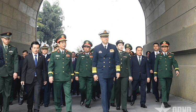 dai-tuong-phan-van-giang-va-bo-truong-bo-quoc-phong-trung-quoc-tham-quan-cua-khau-huu-nghi-quan