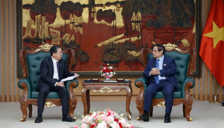 thu-tuong-pham-minh-chinh-trao-doi-voi-ong-banh-cuong-binh