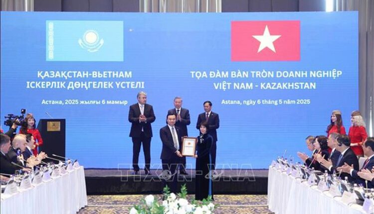 tong-bi-thu-to-lam-chung-kien-le-trao-giay-chung-nhan-dang-ky