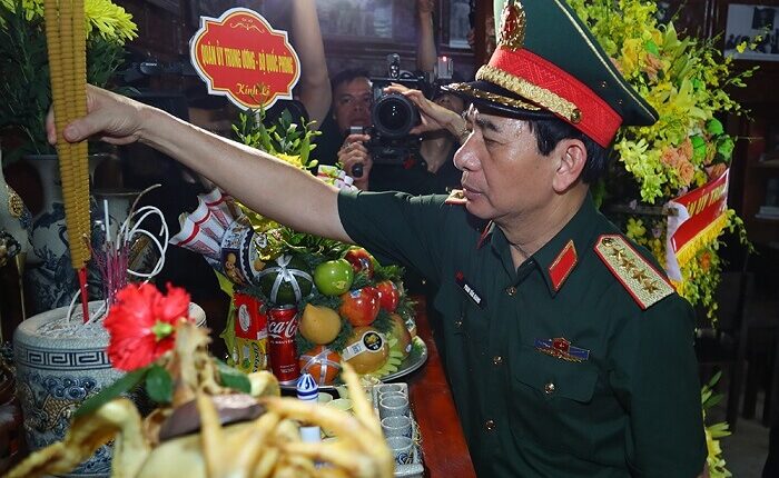 doan-cong-tac-quan-uy-trung-uong-bo-quoc-phong-hanh-quan-ve-nguon-tri-an-tai-atk-dinh-hoa (12)