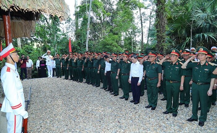 doan-cong-tac-quan-uy-trung-uong-bo-quoc-phong-hanh-quan-ve-nguon-tri-an-tai-atk-dinh-hoa (14)