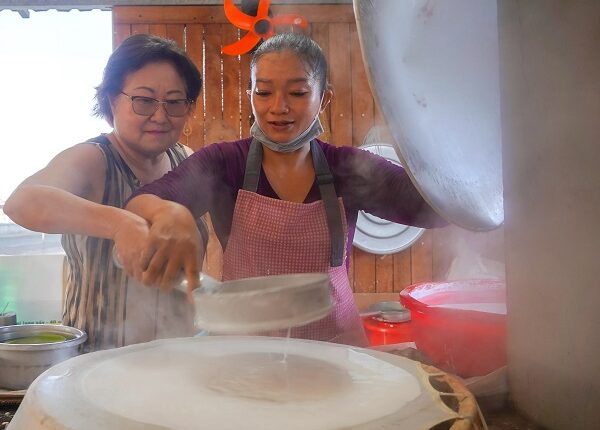 trai-nghiem-lam-hu-tieu-da-sac-mau-o-cho-noi-cai-rang (3)