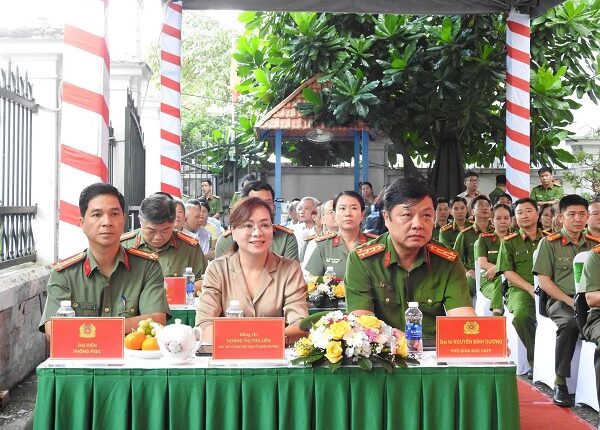 cong-an-tphcm-dong-loat-ra-mat-dua-vao-van-hanh-bo-phan-mot-cua-tai-cong-an-cac-phuong-xa1