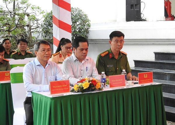 cong-an-tphcm-dong-loat-ra-mat-dua-vao-van-hanh-bo-phan-mot-cua-tai-cong-an-cac-phuong-xa2