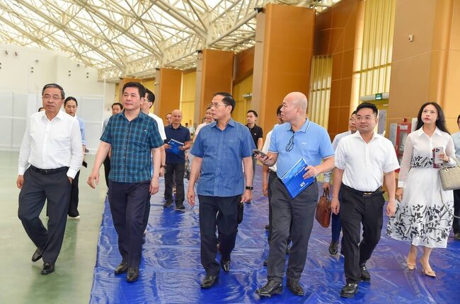 pho-thu-tuong-bui-thanh-son-day-nhanh-tien-do-thi-cong-cac-gian-hang-hoi-cho-mua-thu (1)