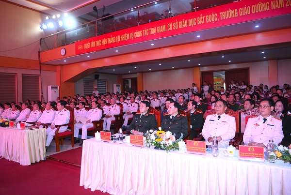Cục Cảnh sát quản lý trại giam, cơ sở giáo dục bắt buộc, trường giáo dưỡng đón nhận Huân chương Bảo vệ Tổ quốc hạng Nhì Cục Cảnh sát quản lý trại giam, cơ sở giáo dục bắt buộc, trường giáo dưỡng đón nhận Huân chương Bảo vệ Tổ quốc hạng Nhì