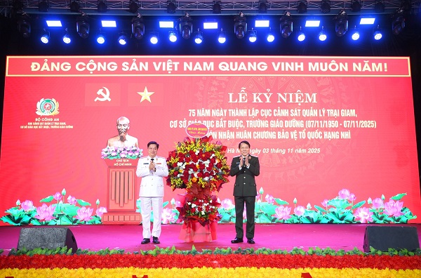 Cục Cảnh sát quản lý trại giam, cơ sở giáo dục bắt buộc, trường giáo dưỡng đón nhận Huân chương Bảo vệ Tổ quốc hạng Nhì Cục Cảnh sát quản lý trại giam, cơ sở giáo dục bắt buộc, trường giáo dưỡng đón nhận Huân chương Bảo vệ Tổ quốc hạng Nhì