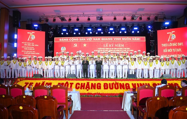 Cục Cảnh sát quản lý trại giam, cơ sở giáo dục bắt buộc, trường giáo dưỡng đón nhận Huân chương Bảo vệ Tổ quốc hạng Nhì Cục Cảnh sát quản lý trại giam, cơ sở giáo dục bắt buộc, trường giáo dưỡng đón nhận Huân chương Bảo vệ Tổ quốc hạng Nhì