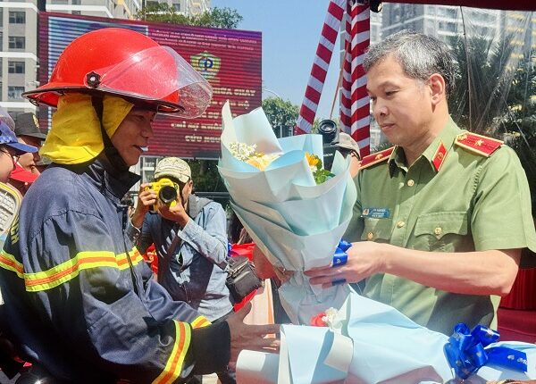 hon-3-000-nguoi-tham-gia-dien-tap-cccnch-lon-nhat-tphcm-nam-2025-tai-vinhomes-grand-park (1)