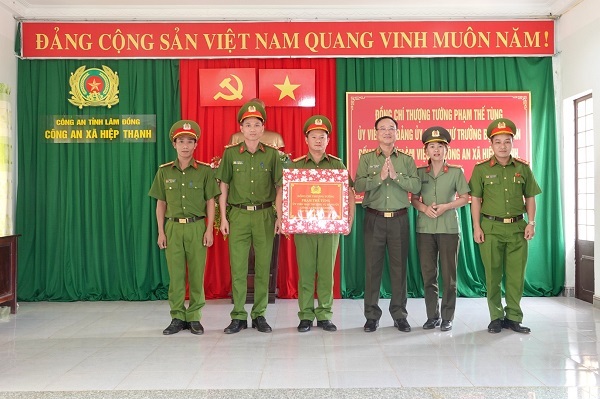 Thứ trưởng Phạm Thế Tùng thăm và làm việc tại Công an xã Hiệp Thạnh, tỉnh Lâm Đồng
