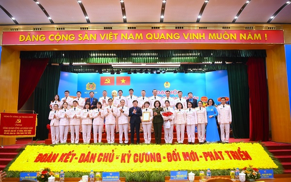 Công đoàn Công an nhân dân: “Đoàn kết - Dân chủ - Kỷ cương - Đổi mới - Phát triển” Công đoàn Công an nhân dân: “Đoàn kết - Dân chủ - Kỷ cương - Đổi mới - Phát triển”