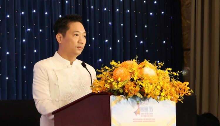 ao-dai-truyen-thong-thang-hoa-giua-long-thanh-pho-mang-ten-bac